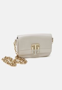 Lichtbeige faux leren schoudertas met een goudkleurige kettingriem, voorzien van een gegraveerd logo aan de voorkant en een stijlvolle rechthoekige vorm.