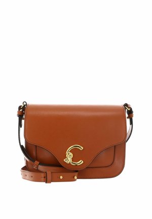 Sac bandoulière en cuir marron avec bandoulière réglable et fermoir en forme de C doré sur le rabat avant.