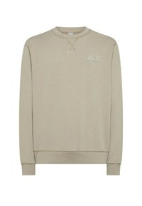 Felpa beige chiaro con collo a giro, maniche lunghe e polsini a coste. Presenta una ricamo sottile a triangolo e una 'X' sul petto.
