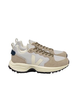Beige und graue Sneaker aus Mesh und Wildleder, ausgestattet mit einer Gummisohle, runder Form und einem kontrastierenden blauen Fersenanhänger.
