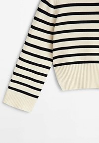 Sweter w paski w kolorze kremowym z czarnymi poziomymi paskami. Ma żebrowany dół i mankiety, wykonany z miękkiej, teksturowanej dzianiny.