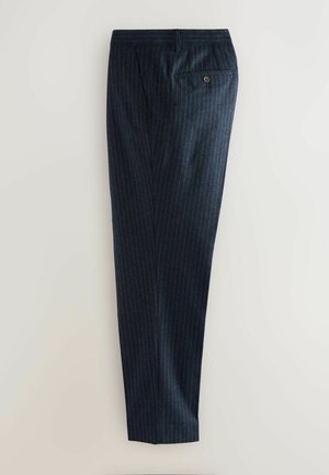 Marine gestreifte Hose mit maßgeschneidertem Design, ausgestattet mit einer einzelnen Gesäßtasche und einem Knopfverschluss. Der Stoff hat eine glatte, strukturierte Haptik.