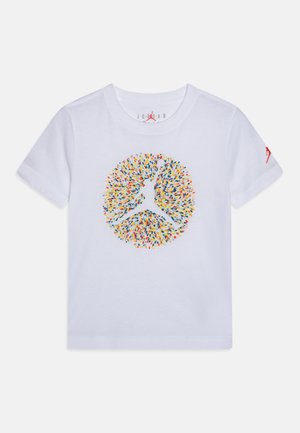 Hvid T-shirt med korte ærmer med farverig prikket cirkel og hvid Jumpman-logo i midten samt et lille rødt Jumpman-logo på venstre ærme.
