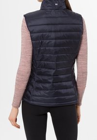 Marinblå pufferväst med hög krage och horisontell sömnad. Tillverkad av ett lätt, glänsande material. Bakvy visar en figursydd design.