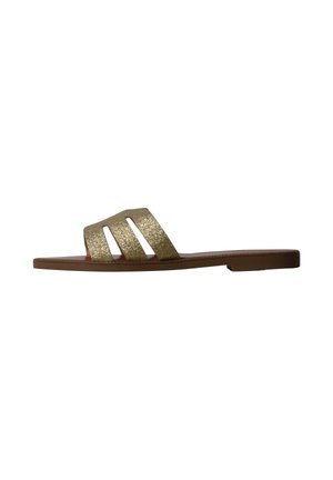 Flad brun sandal med tre brede glitrende gyldne stropper over toppen og åben tå-design.