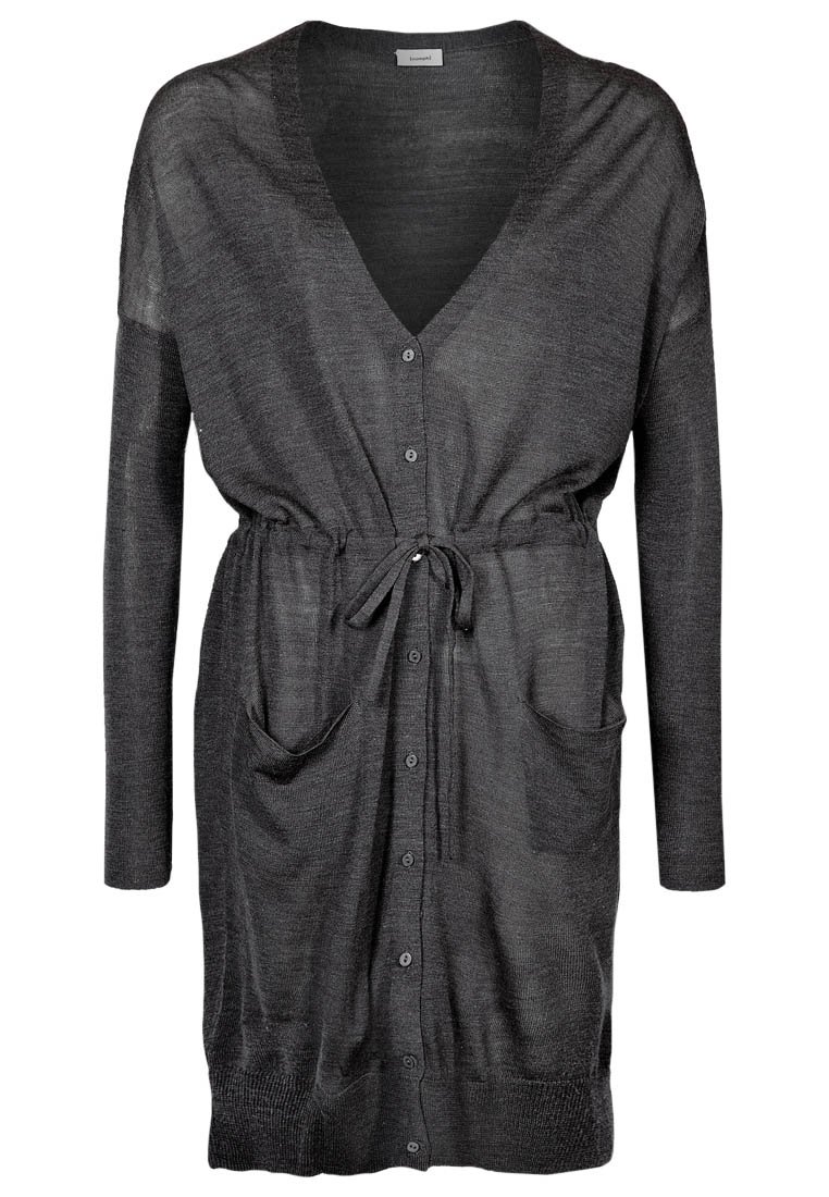 Grå stickad cardigan med V-ringning, långa ärmar, framslutna knappar, två fickor och midja med dragsko. Lättviktig textur.