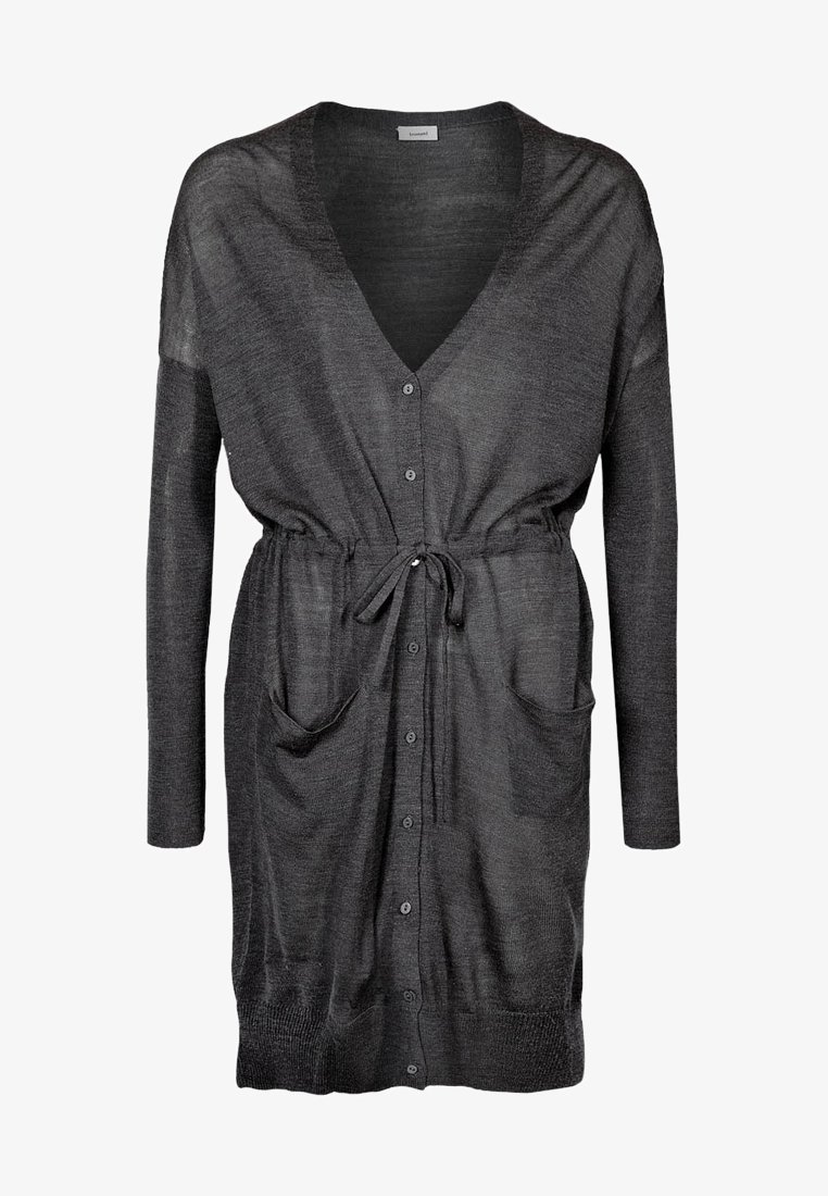 Grå stickad cardigan med V-ringning, långa ärmar, framslutna knappar, två fickor och midja med dragsko. Lättviktig textur.