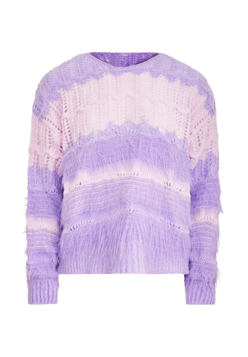 Kötött pulóver vízszintes csíkokkal világoslila és rózsaszín színben, bolyhos textúrájú fonallal és kerek nyakkivágással.