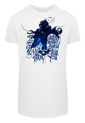 Balta medvilninė marškinėliai su mėlyną grafika superherojaus ir stilizuotu šriftu, demonstruojantys ryškų dizainą su purslų detalėmis.