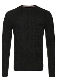 Maglione nero a trecce con collo rotondo, caratterizzato da motivi testurizzati e un logo discreto sul petto. Maniche lunghe e vestibilità regolare.