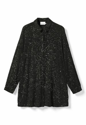 Čierna košeľa s dlhými rukávmi, rozšíreným golierom, skrytými prednými gombíkmi a textúrovanou látkou s malými reflexnými bodkami.