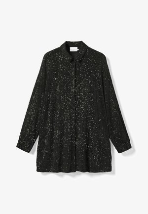 Črna majica z dolgimi rokavi s širokim ovratnikom, skritimi gumbi spredaj in teksturirano tkanino z majhnimi odsevnimi pikami.