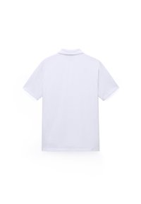 Fehér, rövid ujjú galléros póló, sima textúrával és klasszikus szabással. Nincsenek látható minták vagy díszítő elemek.