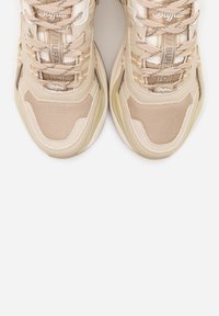 Par beige og lysebrune mesh- og lædersneakers med snørebånd, set oppefra på en hvid baggrund.