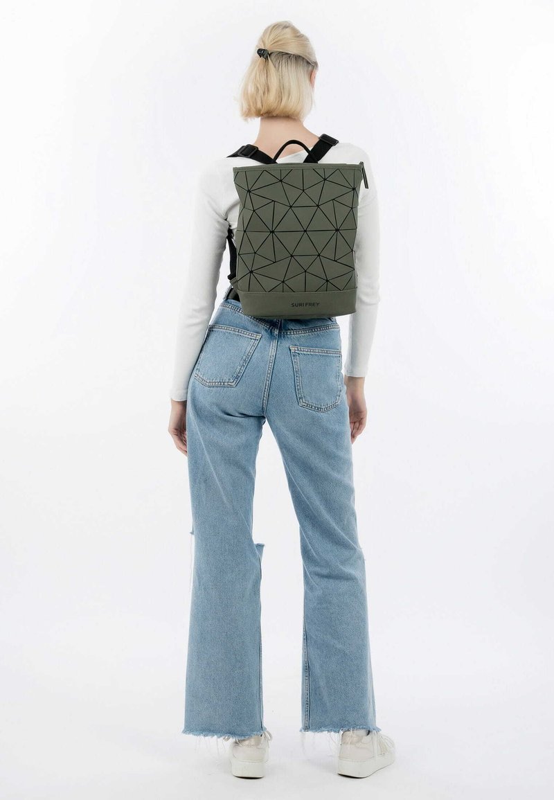 Zaino verde con motivo geometrico, di forma rettangolare, realizzato in materiale resistente e dotato di spallacci neri e di una maniglia superiore.