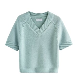 Helles blaues kurzärmliges Sweatshirt aus weichem Strick. Mit V-Ausschnitt, gerippten Kanten und einer lässigen Passform mit glatter Textur. 100 % Lambswolle.
