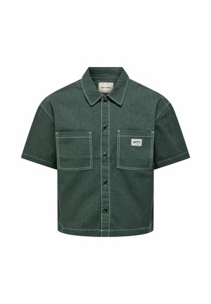 Rövid ujjú, sötétzöld gombos ing gallérral, két első rátétes zsebbel és látható fehér varrással, fehér háttéren.