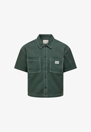 Tamnozelena košulja s kratkim rukavima na kopčanje, ovratnikom, dva prednja džepa i vidljivi bijeli šavovi na bijeloj pozadini.