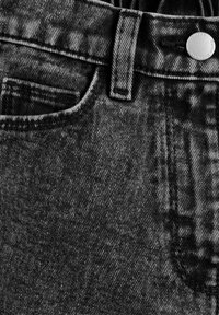 Svarta denimjeans med en framficka, metallknappstängning och b�älteslingor. Tyget har en subtil textur med diagonala ränder.