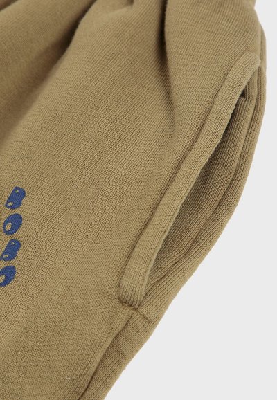 Khaki Pullover mit gerippter Textur, ausgestattet mit einem blauen "BOBO"-Druck. Hochwertiges Strickmaterial und klassisches Rundhalsdesign.