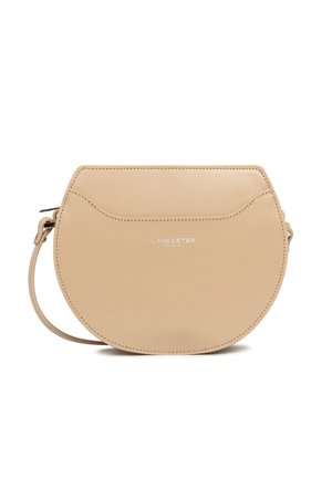 Sac à bandoulière en cuir beige de forme ronde, avec une texture lisse et un logo "Lancaster Paris" embossé à l'avant.
