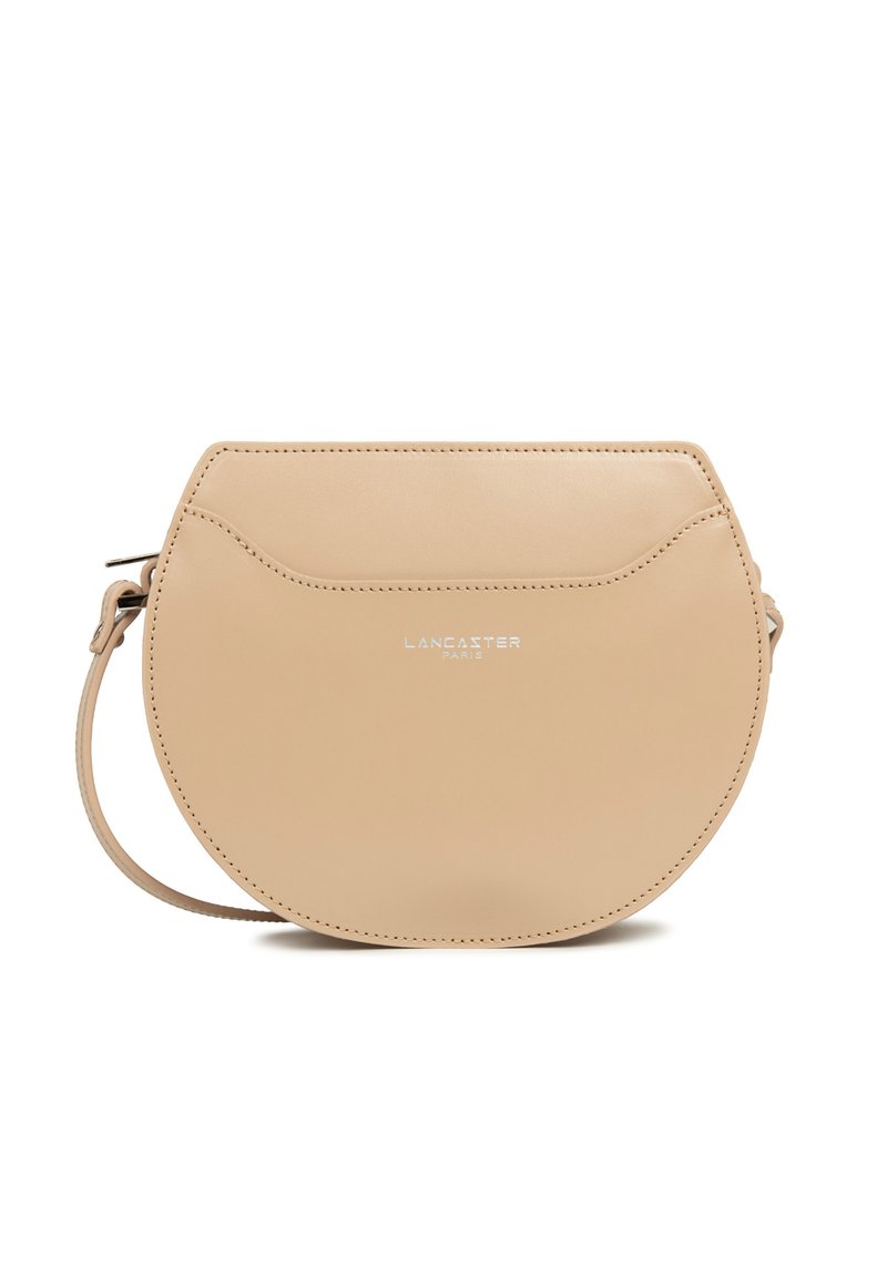 Beige leren schoudertas met een ronde vorm, een gladde textuur en het reliëflogo "Lancaster Paris" op de voorkant.