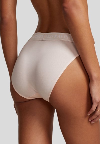 Világos rózsaszín bikini alsó, texturált anyagból, magas derekú fazonban, tónusos logóval ellátott pánttal a deréknál.