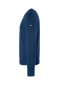 Marineblauer Pullover aus weichem Material, mit gerippten Akzenten an den Ärmeln, einem runden Ausschnitt und einem markierten Patch auf der linken Schulter.