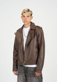 Brave Soul CONEY - Chaqueta de cuero sintético - tan