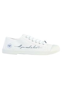 Sneaker bianca in tela con punta rotonda, caratterizzata da scritte nere "tutto ciò di cui hai bisogno è amore" e un'etichetta con logo sul lato. Suola in gomma.
