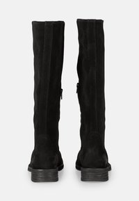 Bottes noires en suède jusqu'au genou avec une texture lisse, fermeture à glissière sur le côté et un petit talon empilé. Présente une forme légèrement effilée.