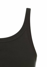 Sort racerback top lavet af glat stof, med sømme der er syet sammen og en rund halsudskæring, designet til komfort og fri bevægelighed.