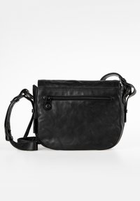 Musta nahkainen olkahihnalla varustettu laukku, jossa on etupuolella vetoketjitasku, irrotettava hihna ja pyöreä muoto. Ominaisuuksina sileä pinta ja minimalistinen muotoilu.