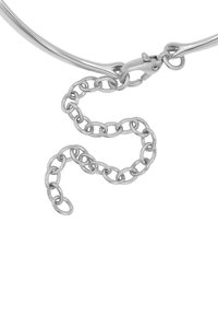Collier en métal argenté au design lisse et arrondi, avec un accent de chaîne, des maillons texturés et un mécanisme de fermeture sécurisé.