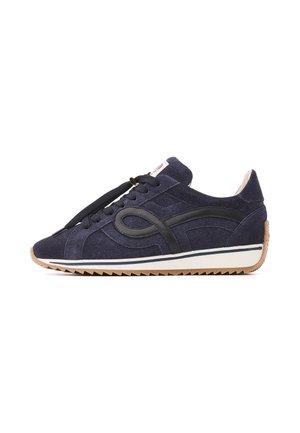 Navy blauwe suède sneaker met zwarte leren details, witte tussenzool, gum rubber buitenzool en zwarte veters op een witte achtergrond.