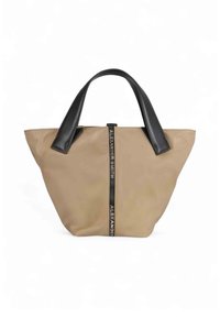 Beige tote taske med en sort lynlåsdetaile og håndtag. Har en tekstureret overflade og en central mærkestribe.
