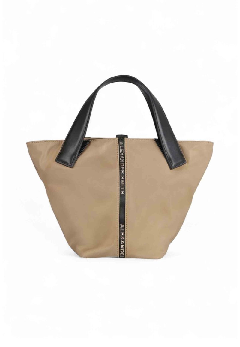 Beige tote taske med en sort lynlåsdetaile og håndtag. Har en tekstureret overflade og en central mærkestribe.