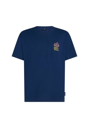 Marineblauw katoenen T-shirt met korte mouwen en een ronde halslijn. Heeft een kleurrijk grafisch ontwerp op de linkerbovenborst.