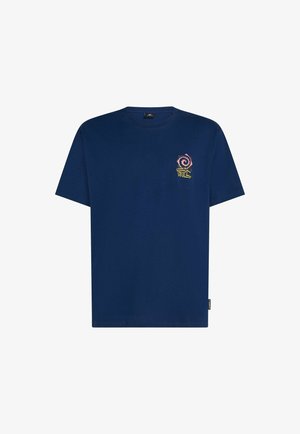 Marineblauw katoenen T-shirt met korte mouwen en een ronde halslijn. Heeft een kleurrijk grafisch ontwerp op de linkerbovenborst.