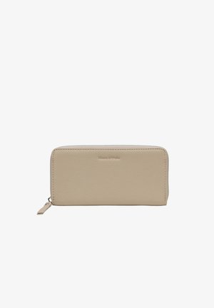 Portefeuille rectangulaire en cuir beige avec fermeture éclair et logo "Marc O'Polo" discrètement embossé sur le devant.