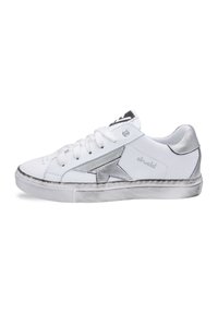 Witte sneakers met zilveren accenten, vetersluiting, textuur rubberen zool en een gestikte sterdetail aan de zijkant. Licht versleten uitstraling.