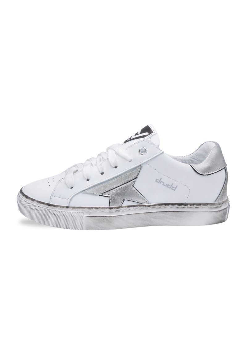 Witte sneakers met zilveren accenten, vetersluiting, textuur rubberen zool en een gestikte sterdetail aan de zijkant. Licht versleten uitstraling.