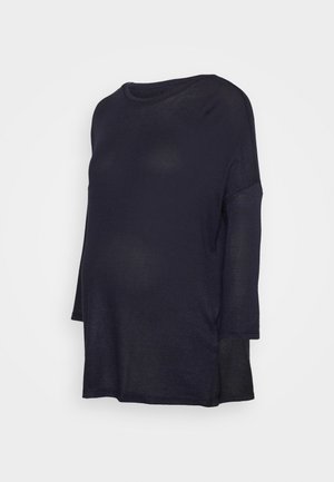 Blusa de maternidade em azul marinho escuro, com um corte relaxado, mangas três quartos, tecido de malha leve e decote redondo.