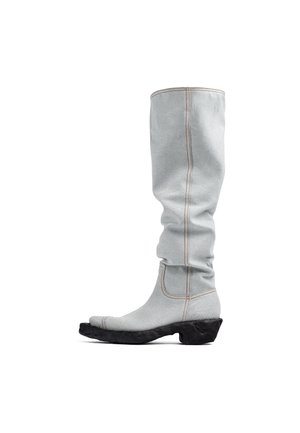 Knöchellange graue Stoffstiefel mit einer strukturierten schwarzen kontrastierenden Sohle, definierten Nähten und einer verlängerten Zehenform.