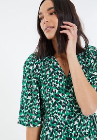 Threadbare SODA WRAP - Vestito casual - green leoapard