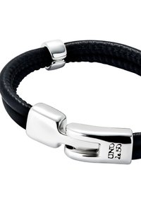 Pulsera de cuero negro con cierre de metal plateado, que presenta una superficie texturizada y un acabado suave, mostrando un diseño minimalista.