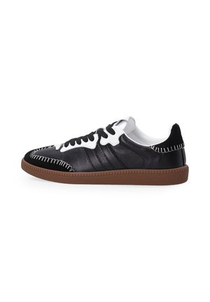 Schwarze Leder-Sneaker mit weißen Akzenten, die über eine aufwendige Stickerei, eine runde Zehenpartie und eine braune Gummisohle mit strukturiertem Finish verfügen.