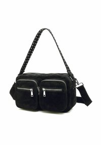 Czarna zamszowa torebka crossbody z dwoma przednimi kieszeniami na zamek, srebrnymi zamkami błyskawicznymi i szerokim paskiem z srebrnymi ćwiekami.