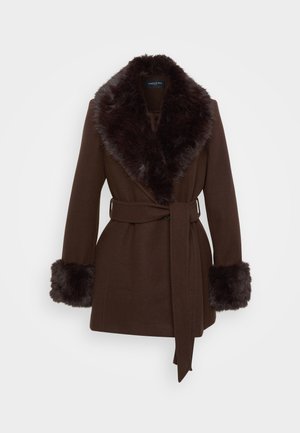 Manteau en laine marron avec un large col et des poignets en fausse fourrure. Présente une taille ceinturée et une silhouette cintrée. Texture lisse, sans motifs visibles.