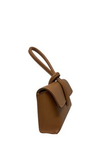 Brązowa skórzana torebka o zdefiniowanym kształcie, z uchwytem w postaci pętli i klapą na zagięciu. Jej faktura jest gładka z delikatnym detalem w postaci zwoju.